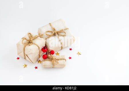 Regalo di natale Scatola stelle e vischio su bianco backgroundagainst. holiday greeting card. Foto Stock