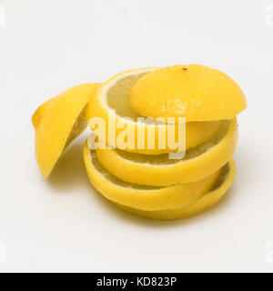 Giallo limone, fettine di lime stack, isolati su sfondo bianco Foto Stock