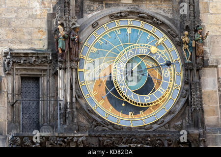 Praga, Repubblica Ceca - 18 agosto 2017: Orologio Astronomico nella piazza della città vecchia Foto Stock