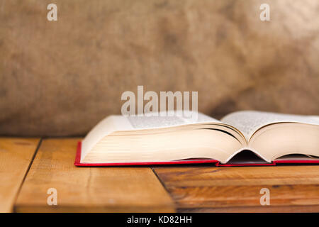 Composizione con vintage copertina rigida con vecchi libri sulla scrivania in legno tavolo. Sfondo dell'istruzione. Foto Stock