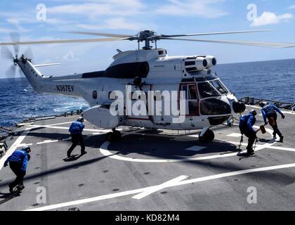 I marinai eseguito per Chalk e catena una SA-330J Puma elicottero, assegnato a USNS Amelia Earhart Foto Stock