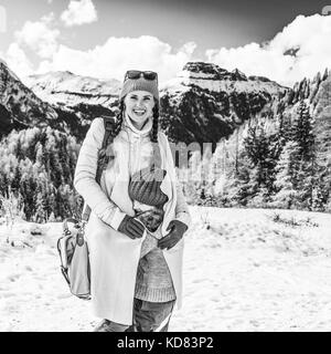 Inverno sul più alto livello di divertimento. moderna madre e figlia di viaggiatori in alto adige, italia abbracciando Foto Stock