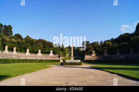 Obelisco Egiziano e antica vasca in pietra e antico anfiteatro nei giardini di Boboli di Firenze Toscana Italia Foto Stock