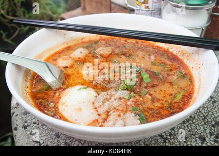 Piccante zuppa di noodle all'uovo Foto Stock