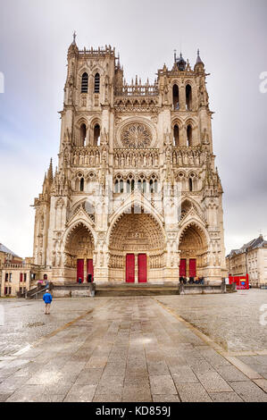La Basilica Cattedrale di Nostra Signora di amiens o basilique cathédrale Notre-dame d'Amiens, vista frontale Foto Stock