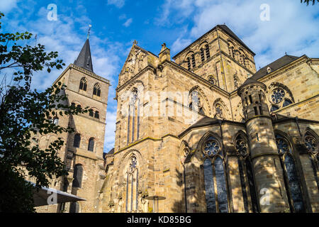 Liebfrauenkirche, la chiesa di Nostra Signora e Trierer Dom, alta romanica cattedrale di San Pietro, Domplatz, Trier, Renania-Palatinato, Germania Foto Stock