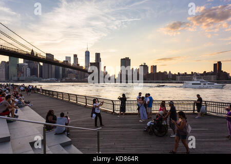 New York City - luglio 3, 2017: persone Godetevi il tramonto del manhattan financial district e a est del fiume dal Ponte di Brooklyn Park di new yo Foto Stock