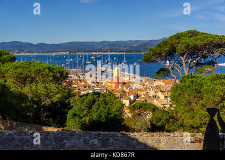 Vista di Saint Tropez porto dalla Citadelle de Saint Tropez. Saint Tropez, Francia Foto Stock