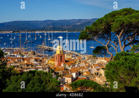 Vista di Saint Tropez porto dalla Citadelle de Saint Tropez. Saint Tropez, Francia Foto Stock