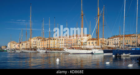 Barche ormeggiate in Saint Tropez Harbour Foto Stock