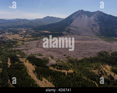 Obliqua di vista aerea di turtle mountain e il mortale 1903 frank diapositiva con autostrada 3 tagliato attraverso di esso, comune di Crows Nest pass, Alberta, Canada Foto Stock