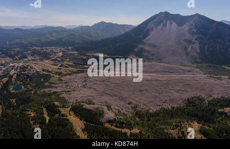 Obliqua di vista aerea di turtle mountain e il mortale 1903 frank diapositiva con autostrada 3 tagliato attraverso di esso, comune di Crows Nest pass, Alberta, Canada Foto Stock