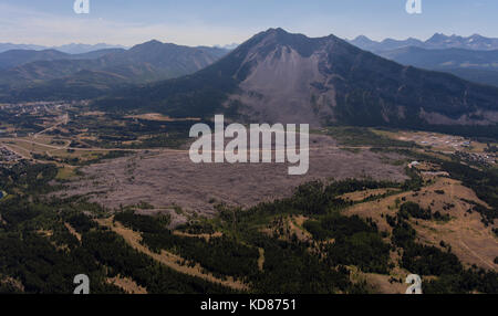 Obliqua di vista aerea di turtle mountain e il mortale 1903 frank diapositiva con autostrada 3 tagliato attraverso di esso, comune di Crows Nest pass, Alberta, Canada Foto Stock