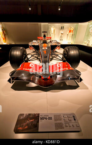 Mclaren MP4-12 di f1 con la quale hanno gareggiato fernando alonso nel anno 2007. Dietro l'attrezzatura ha preso nel corso di tale anno e i trofei Racing ha vinto. phot Foto Stock