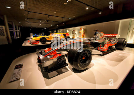 Mclaren MP4-12 di f1 con la quale hanno gareggiato fernando alonso nel anno 2007. dietro le Renault con cui ha gareggiato anche. fotografia scattata in ottobre, 2 Foto Stock