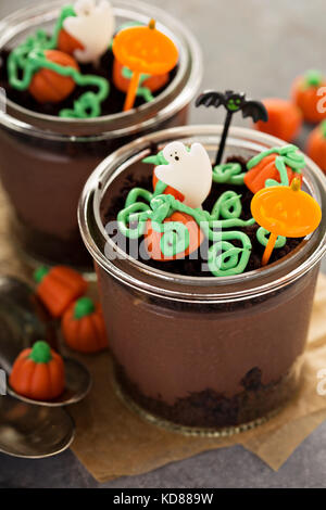 Dessert di Halloween in un vaso, budino di cioccolato Foto Stock