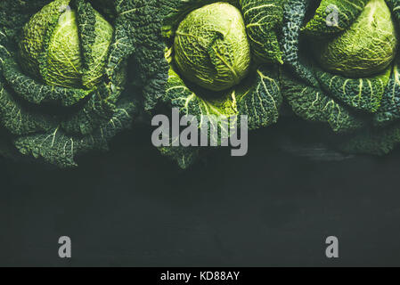 Crudo fresco non cotti cavolo verde su sfondo scuro, vista dall'alto, spazio di copia Foto Stock