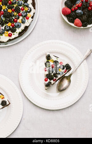 Farina di Mandorle Torta al cioccolato condito con panna montata e frutti di bosco Foto Stock