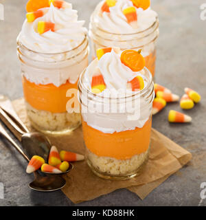 Dessert di Halloween nel vasetto di vetro stratificato candy parfait di mais Foto Stock