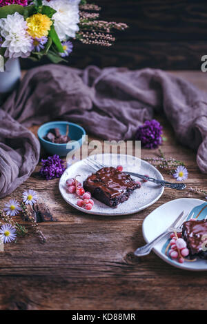 Dolce di Cioccolato brownie patate servita su piatti da dessert su tavola in legno rustico Foto Stock