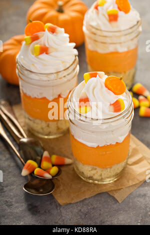 Dessert di Halloween nel vasetto di vetro stratificato candy parfait di mais Foto Stock