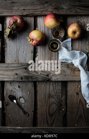 Mele e caffè su tavola in legno rustico Foto Stock