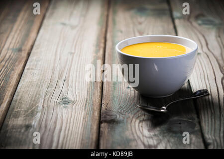 Crema di verdure minestra in coppa sopra in legno antico, sfondo spazio copia Foto Stock