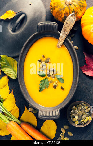 Homemfde zuppa di zucca in ghisa nera pentola sulla superficie rustico Foto Stock