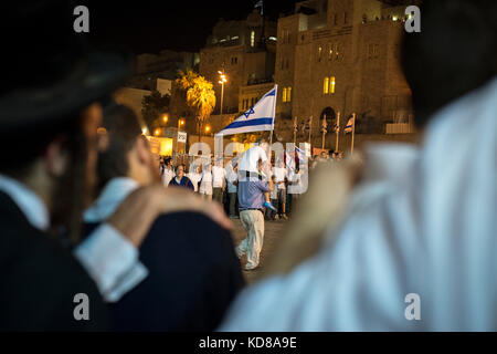 le 28/05/2014, jour de Yom Yerushalayim à Jerusalem la foule se réunit devant le mur des lamentations. La gente celebra questo giorno al muro di salvataggio Foto Stock