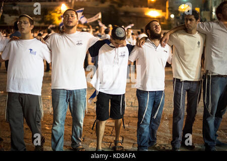 le 28/05/2014, jour de Yom Yerushalayim à Jerusalem la foule se réunit devant le mur des lamentations. La gente celebra questo giorno al muro di salvataggio Foto Stock