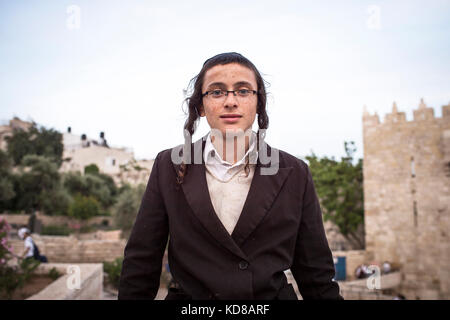 Portrait d'un jeune Israelien le 28/05/2014, jour de Yom Yerushalayim à Gerusalemme. Ritratto di un giovane adolescente il 28 maggio, lo Yom Yerushalayim da Foto Stock