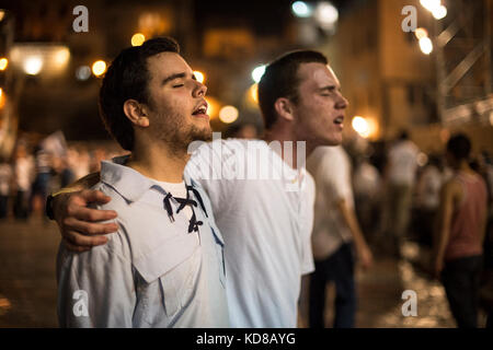 le 28/05/2014, jour de Yom Yerushalayim à Jerusalem la foule se réunit devant le mur des lamentations. La gente celebra questo giorno al muro di salvataggio Foto Stock