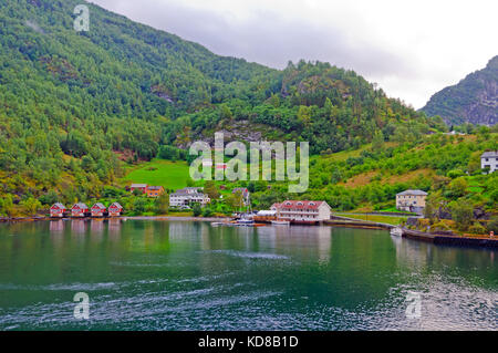 Cittadina Norvegese di flam sul sognefjord nella nebbia di mattina Foto Stock