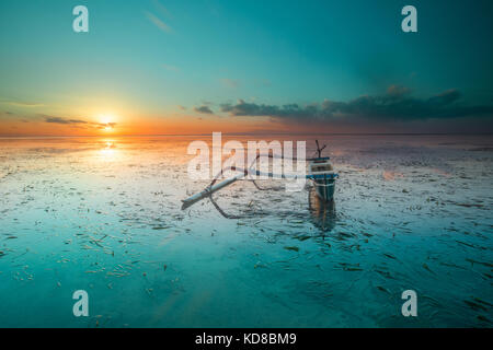 Jukung barca sulla spiaggia, Sanur, Denpasar, Bali, Indonesia Foto Stock