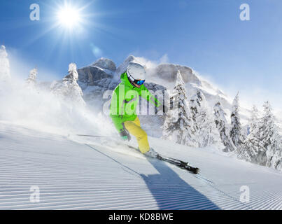 Giovane sciatore correndo giù per il pendio in montagne alpine. inverno sport e ricreazione, leasure attività all'aperto. Foto Stock