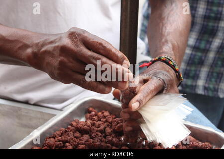 Il brasiliano street food vendor, imballaggio rivestito di zucchero peanut Foto Stock