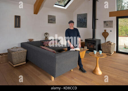 Mobilio maker James Verner nella sua casa nel Dorset. Foto Stock