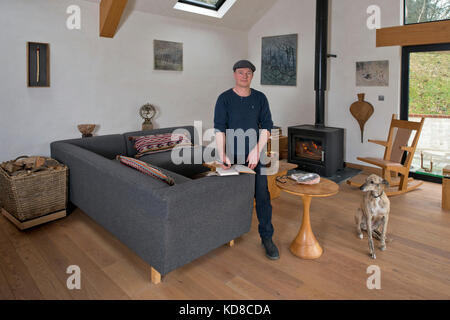 Mobilio maker James Verner nella sua casa nel Dorset. Foto Stock