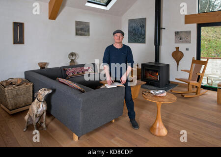 Mobilio maker James Verner nella sua casa nel Dorset. Foto Stock