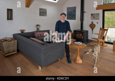 Mobilio maker James Verner nella sua casa nel Dorset. Foto Stock