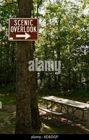 'Scenic si affacciano sull' firmare su albero a punto di vista a 174-acro ellison bluff Park nella contea di sportello di comunità di ellison Bay, Wisconsin. Foto Stock