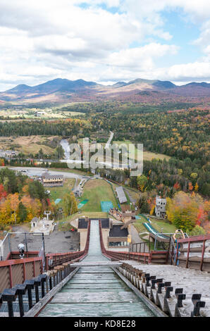 Visualizza in basso il 120-misuratore di salti di sci da torre a Lake Placid Olympic Ski Jumping complessa Foto Stock