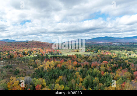 Autunno a colori nelle Montagne Adirondack intorno a Lake Placid NY Foto Stock