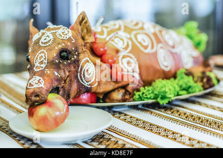 Cuocere maialino da latte con un Apple nella sua bocca Foto Stock