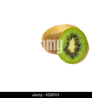 Fette di kiwi segmento isolato su sfondo bianco intaglio Foto Stock