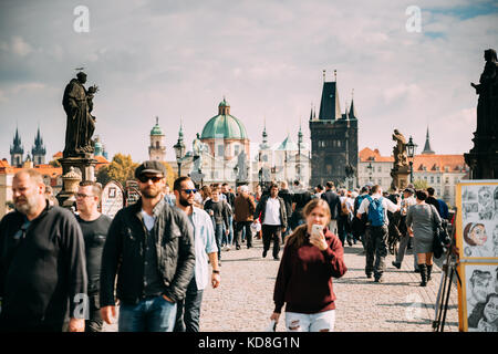 Praga, Repubblica Ceca - 22 settembre 2017: la folla di turisti camminando sul Ponte Carlo nella soleggiata giornata autunnale Foto Stock