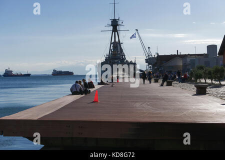 Nave da guerra greca averof ormeggiata nel porto di Salonicco, Grecia con bandiera greca sventolare. lanciato nel 1910, g. averof è una variante di incrociatore corazzato in un b Foto Stock