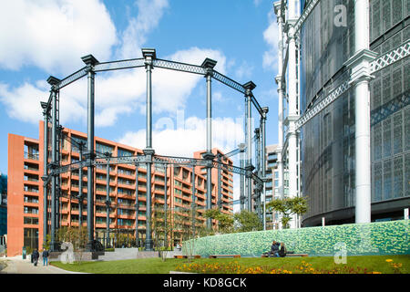 Parcheggio Gasometro sul Regent's Canal vicino a Kings Cross a Londra, composta da ex gasholders sulle merci in modo Foto Stock