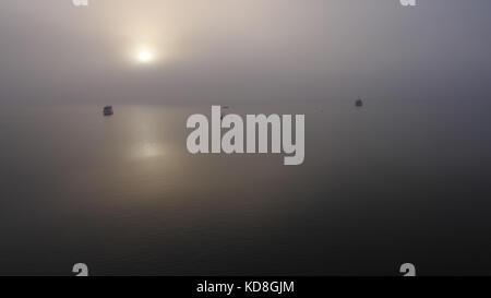 Mattino calmo mare con una parete di nebbia spessa presso lo sfondo Foto Stock