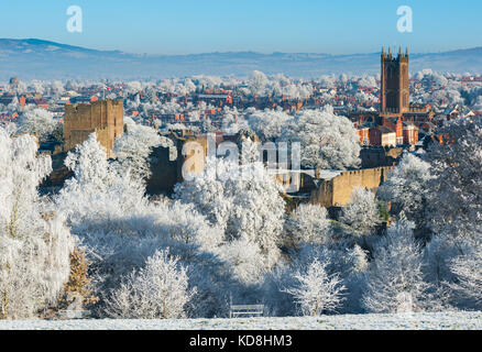 Ludlow Castle e st Laurence chiesa coperta in trasformata per forte gradiente frost visto da Whitcliffe, Shropshire, Inghilterra, Regno Unito Foto Stock